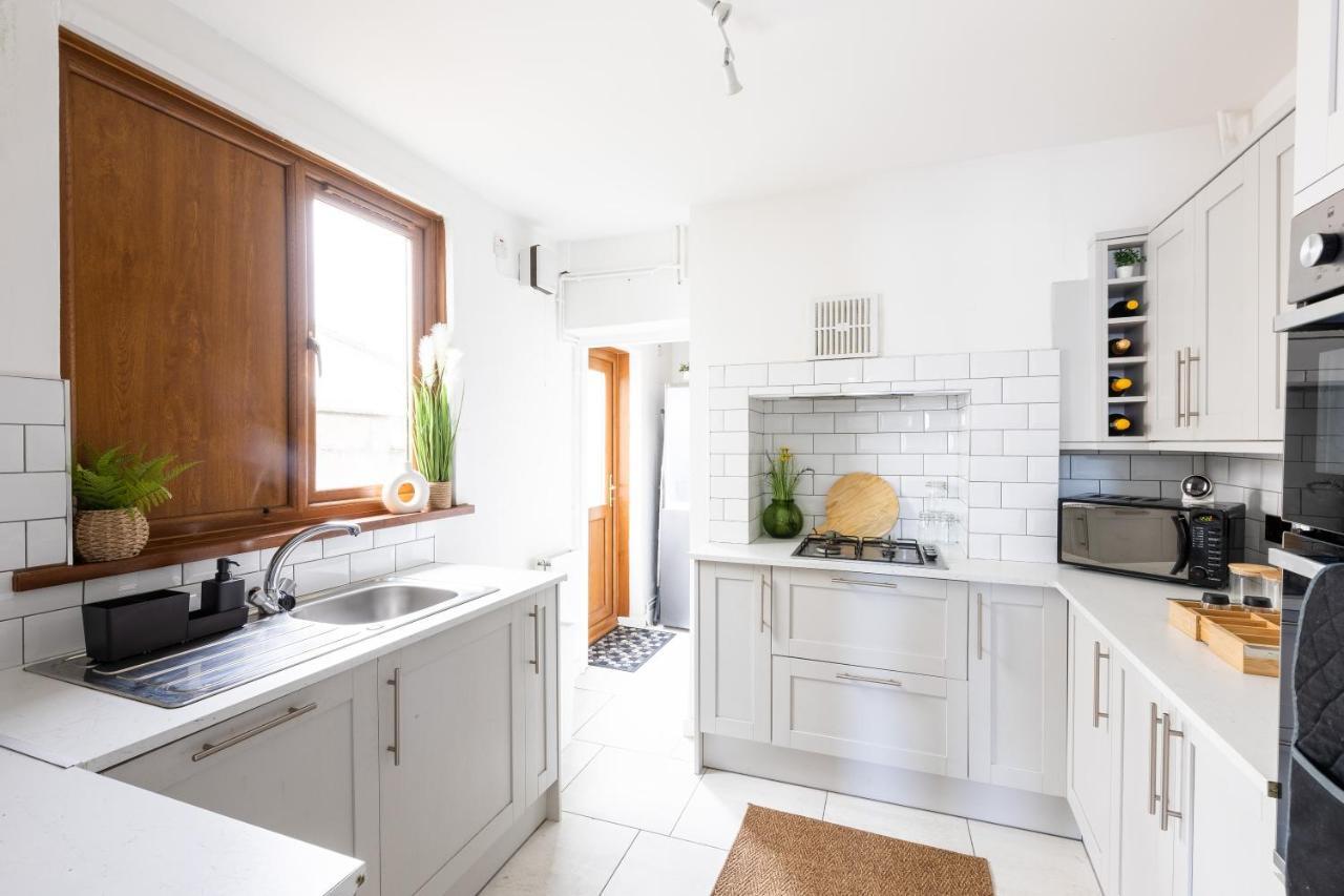 Levi Suite By Koya Homes - 3-Bedroom Home, Downtown Cardiff, Free Parking Exterior photo