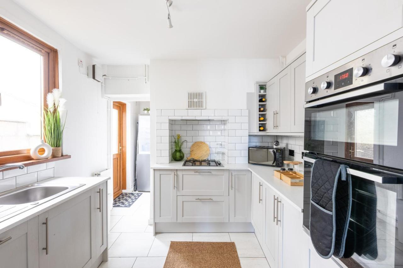 Levi Suite By Koya Homes - 3-Bedroom Home, Downtown Cardiff, Free Parking Exterior photo